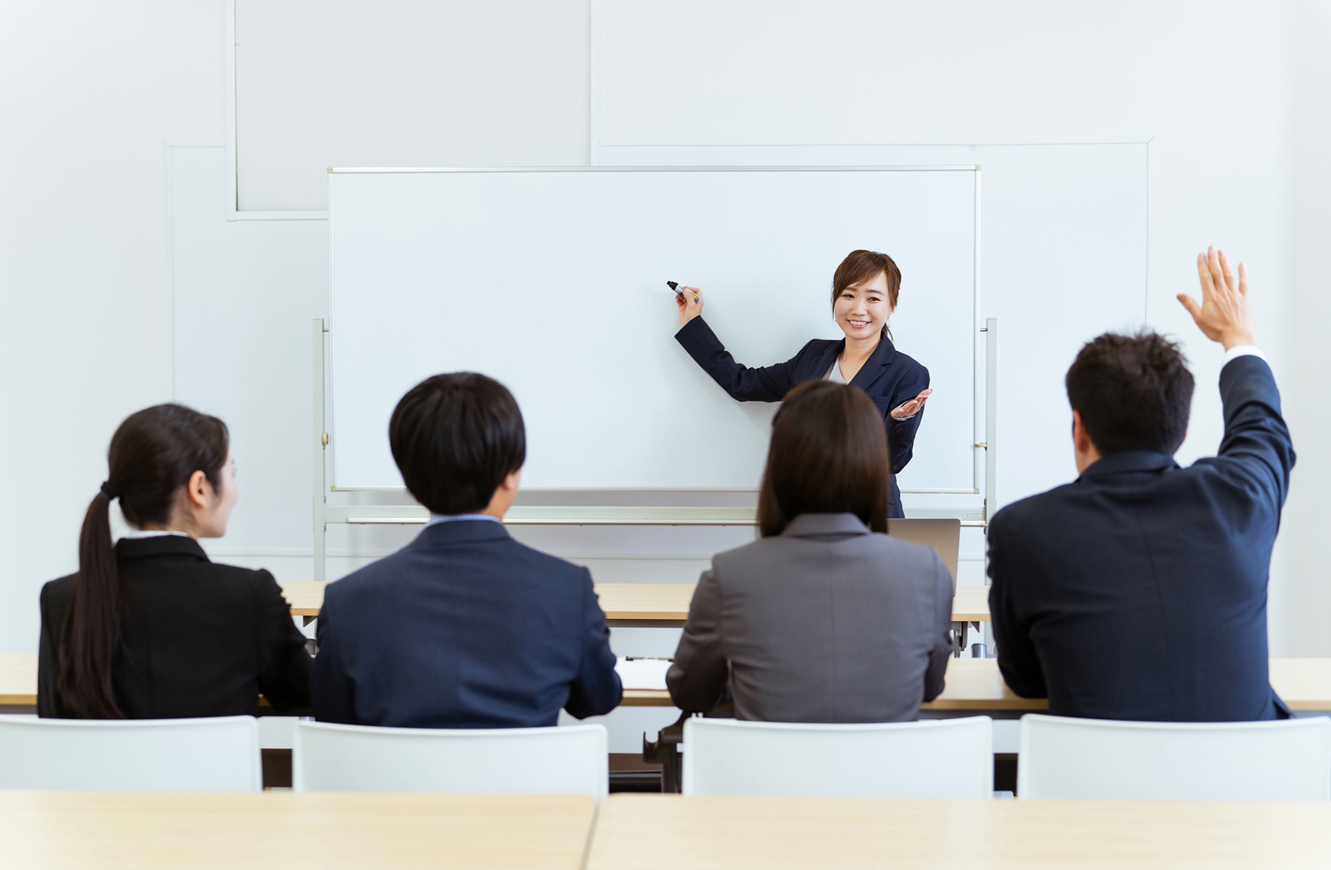 研修で学ぶ参加者たち